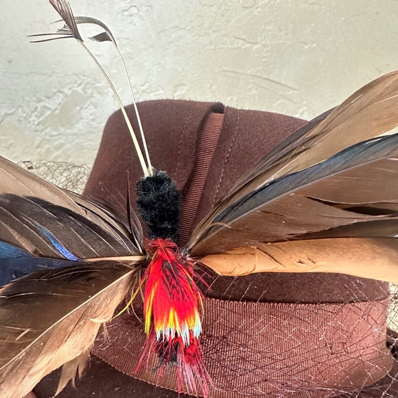 EXTRAORDINARY 1940s\' BROWN FELT FEDORA/SPLIT CROWN, VEIL & FEATHER \